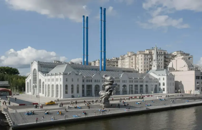 Арт-кластеры Москвы — Дом культуры ГЭС-2 на Болотной набережной, вид с Москвы-реки